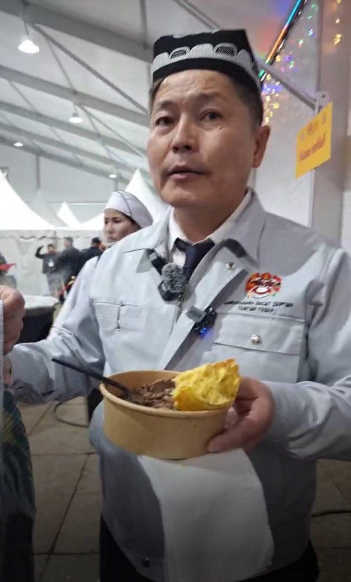 Хоолны фестивал дээрээ плов шаах гэж байтал ураны эсрэг холбоо Монголын ТҮЦний холбооныхон дайрч орж ирэхэд хотын дарга Нямбаатар даргын залгиур хоолойн дээр нь Узбек тогоочийн хийсэн халуухан плов нь пяздаа наашаа ч үгүй цаашаа ч үгүй Яармагийн замын түгжрэл лугаа адил гацах мөч