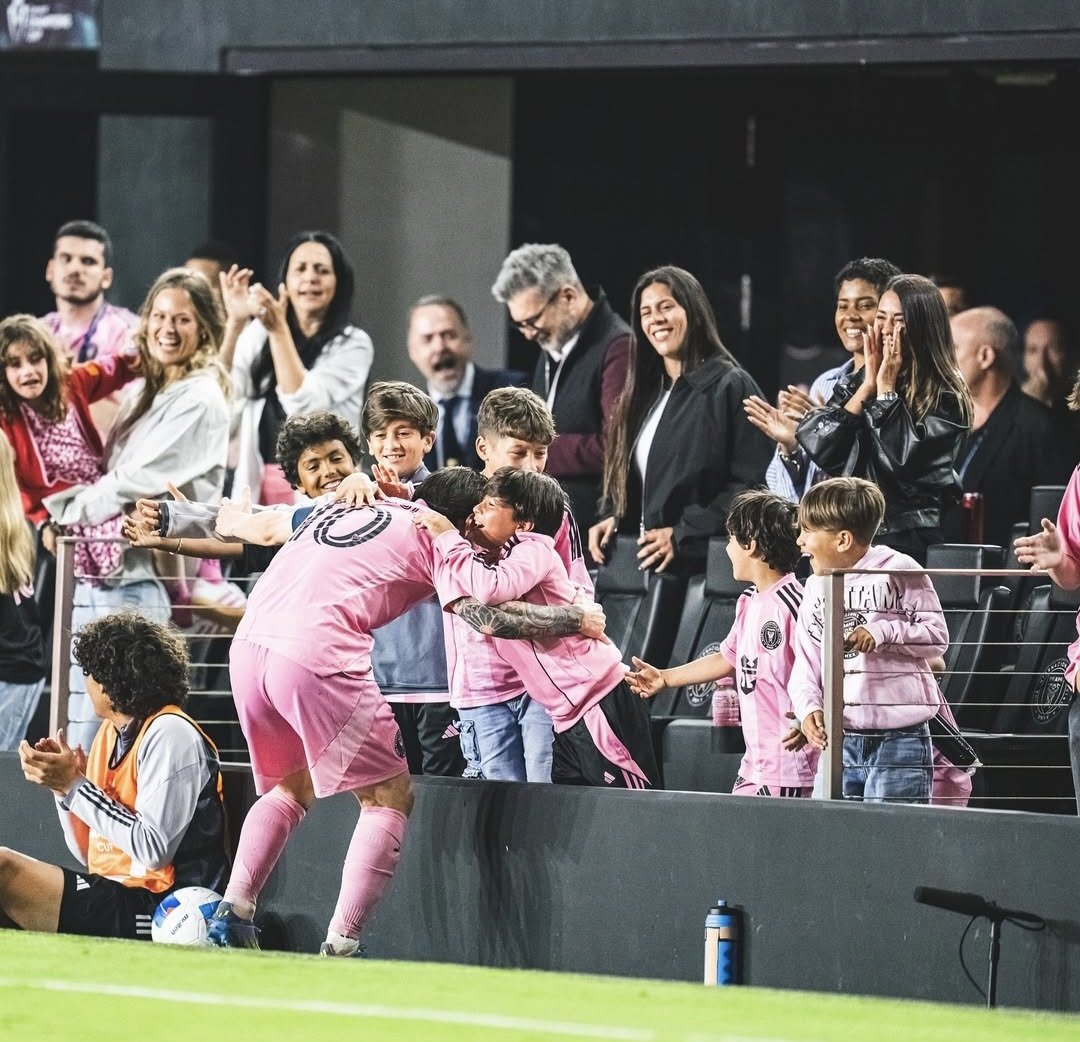 ميسي وعائلته. (إكس)