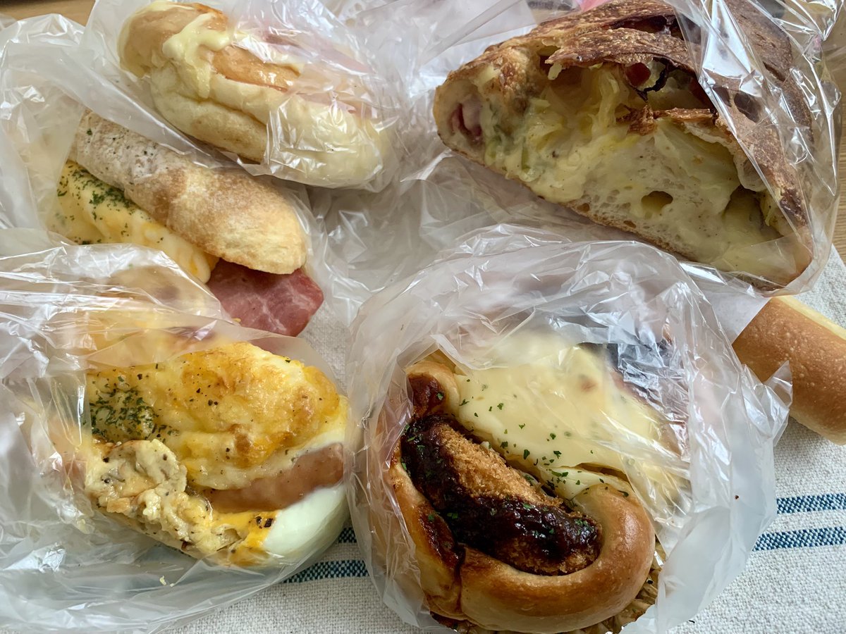 ak143170's tweet photo. パン屋さんのパンてつい買いすぎちゃうよねぇ～分かるぅ～(1人前) https://t.co/W0Js90tTNH