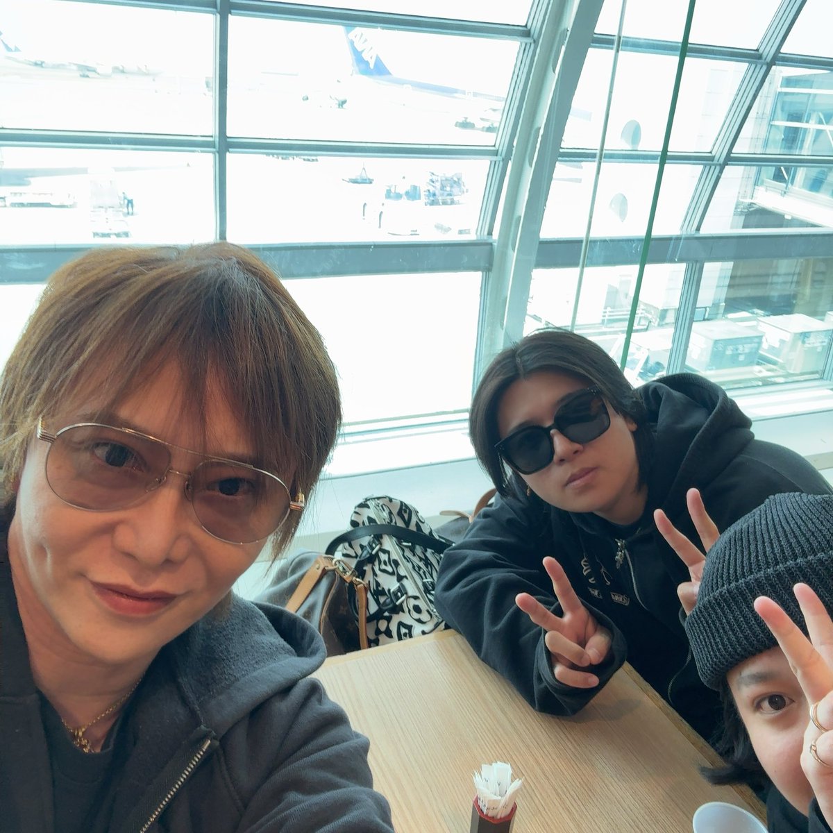 KAZUKI_AIZAWA01's tweet photo. 今から唯人＆薫と札幌行ってきまーす！
冬月グループ札幌支部表彰会✨ https://t.co/Wem59zRO77