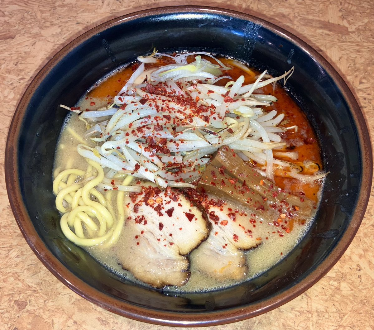 4月10日(木)は高田馬場駅から徒歩7分位の味噌らーめん屋ちょりん

荻窪の人気店 味噌っ子ふっくで店長を務めた市川氏がふっく初の公認独立店として3月9日に開業した新店

今日は2度目の訪店
辛味噌らーめんを選択
前回と比べて私の好きな濃厚な方向に進化していて嬉しいかぎり
今年のTRY新人賞が楽しみ