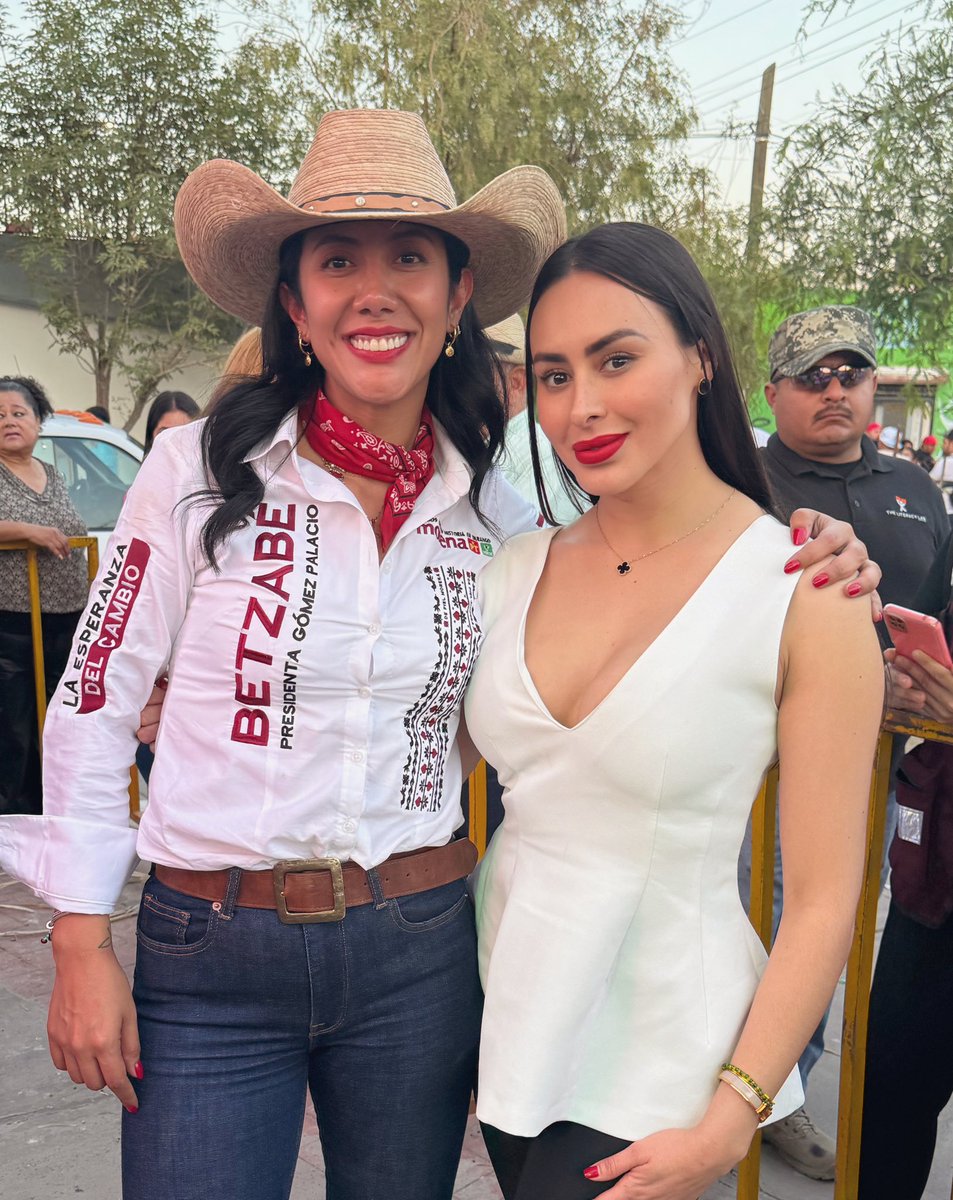c_mont22's tweet photo. ¡La Cuarta Transformación llegará a la región laguna de #Durango! 
 
.@BetzabeMtzA y @FloraLeal7, mujeres trabajadoras, de territorio y con sentido humano, serán Presidentas de #GómezPalacio y #Lerdo 🤜🏻🤛🏻 https://t.co/C0qyuE5KWi
