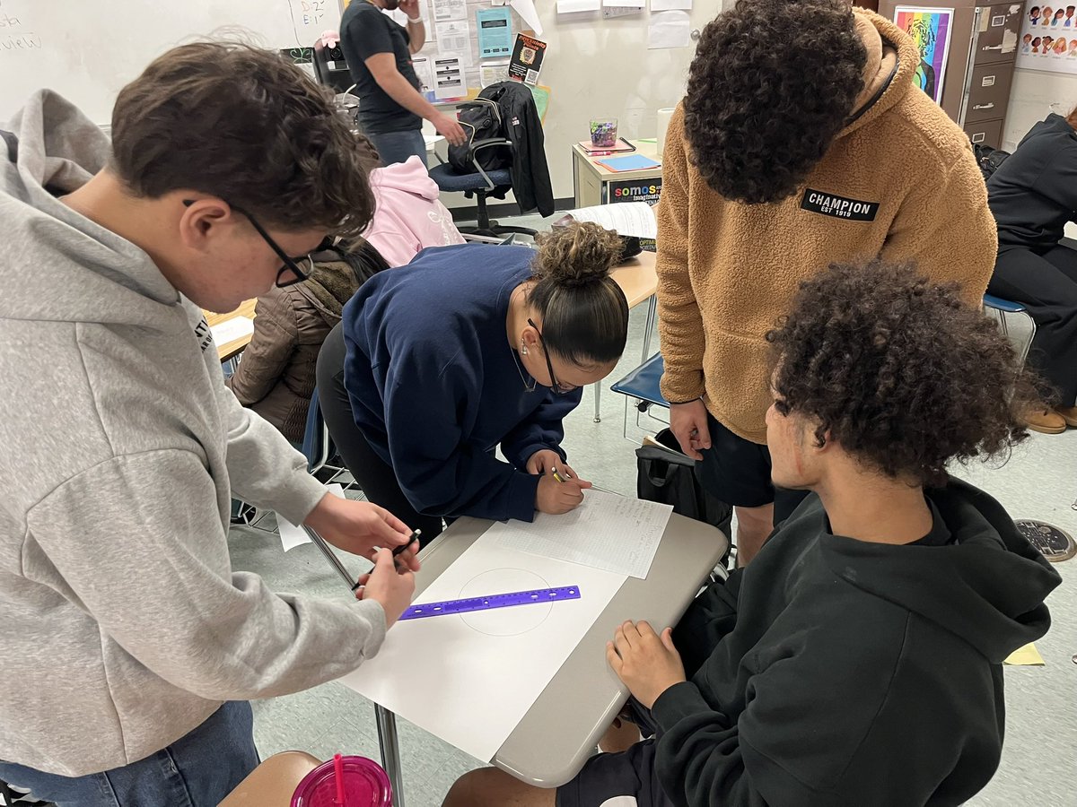 senoritapacheco's tweet photo. Mr. Leonard and Ms. Surabian led a fantastic interdisciplinary lesson where students asked each other survey questions in Spanish about their favorite childhood activities, and then they represented the data in graphs! Way to go problem solving global tigers! @JHarrisonTHS https://t.co/OUXC7XJwGw