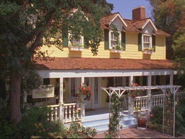 CurrentGilmore's tweet photo. They should do the next season of White Lotus at he Dragonfly Inn in Stars Hollow, CT https://t.co/1HLXhX4TF6