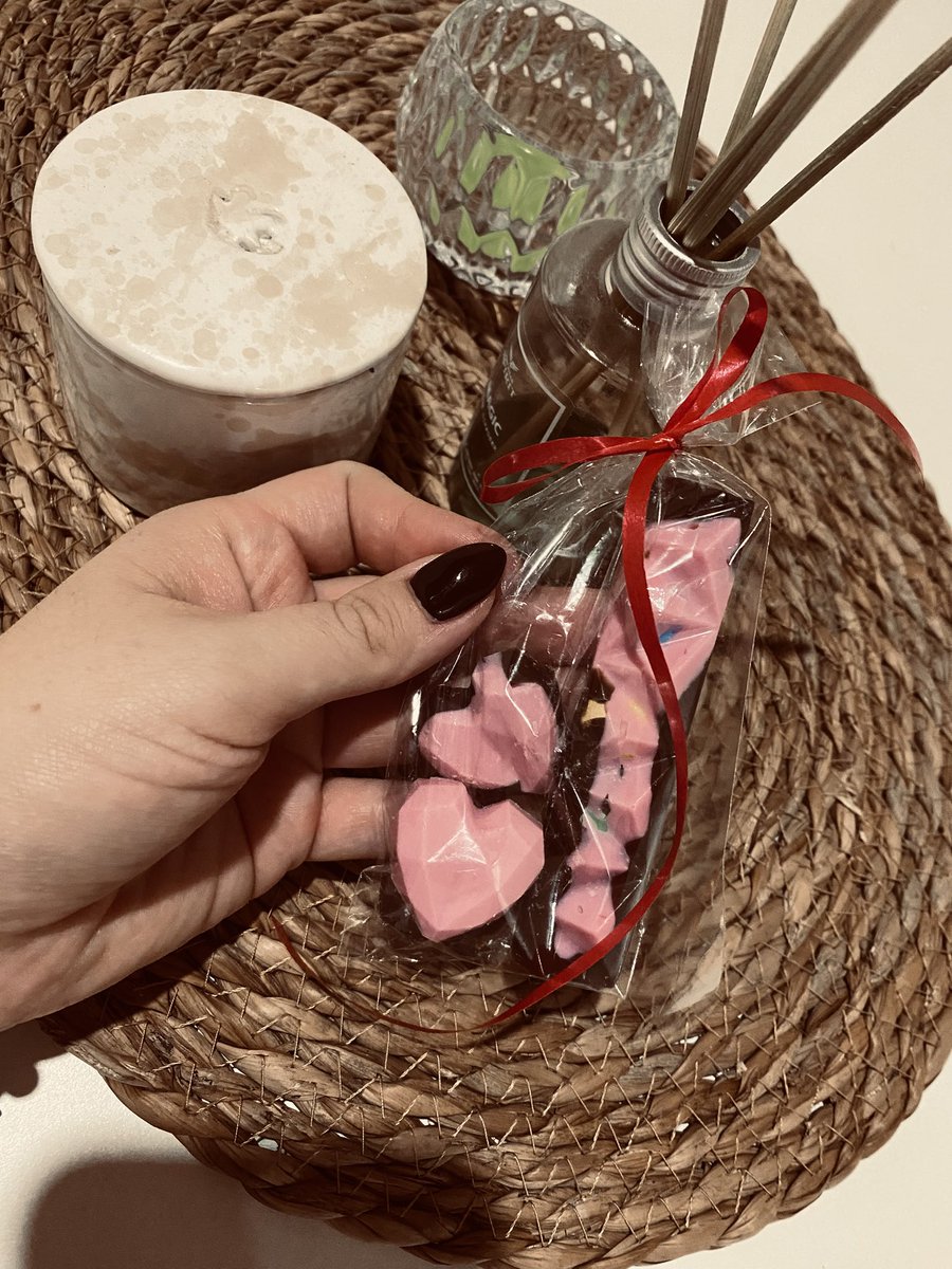 Gero, 4 años. Hizo chocolates caseros con su mamá y preparó esta bolsita para su seño (yo) 
Aplausos para Gero y esa mamá.