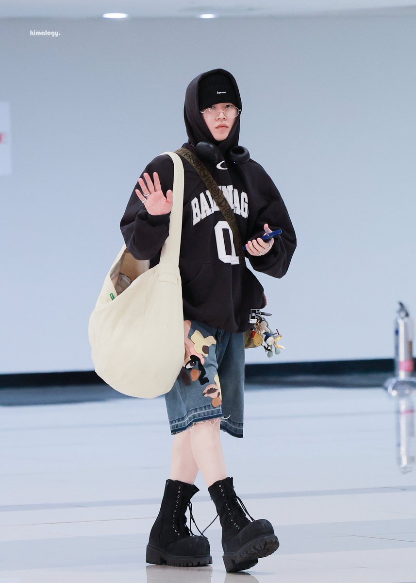 2025/04/10 🇰🇷→🇯🇵 帰国 空港 きまちゃんブーツ 【BALENCIAGA