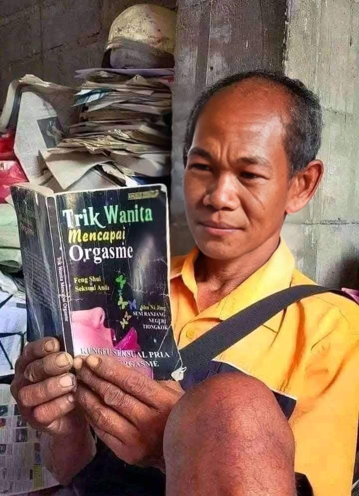 isishaki's tweet photo. Bapak ini jadi pengunjung langganan lapak baca gratis kami, dan seperti biasa beliau selalu suka baca buku dengan serius setiap kali datang❤️❤️ https://t.co/TMRZhlQC7c