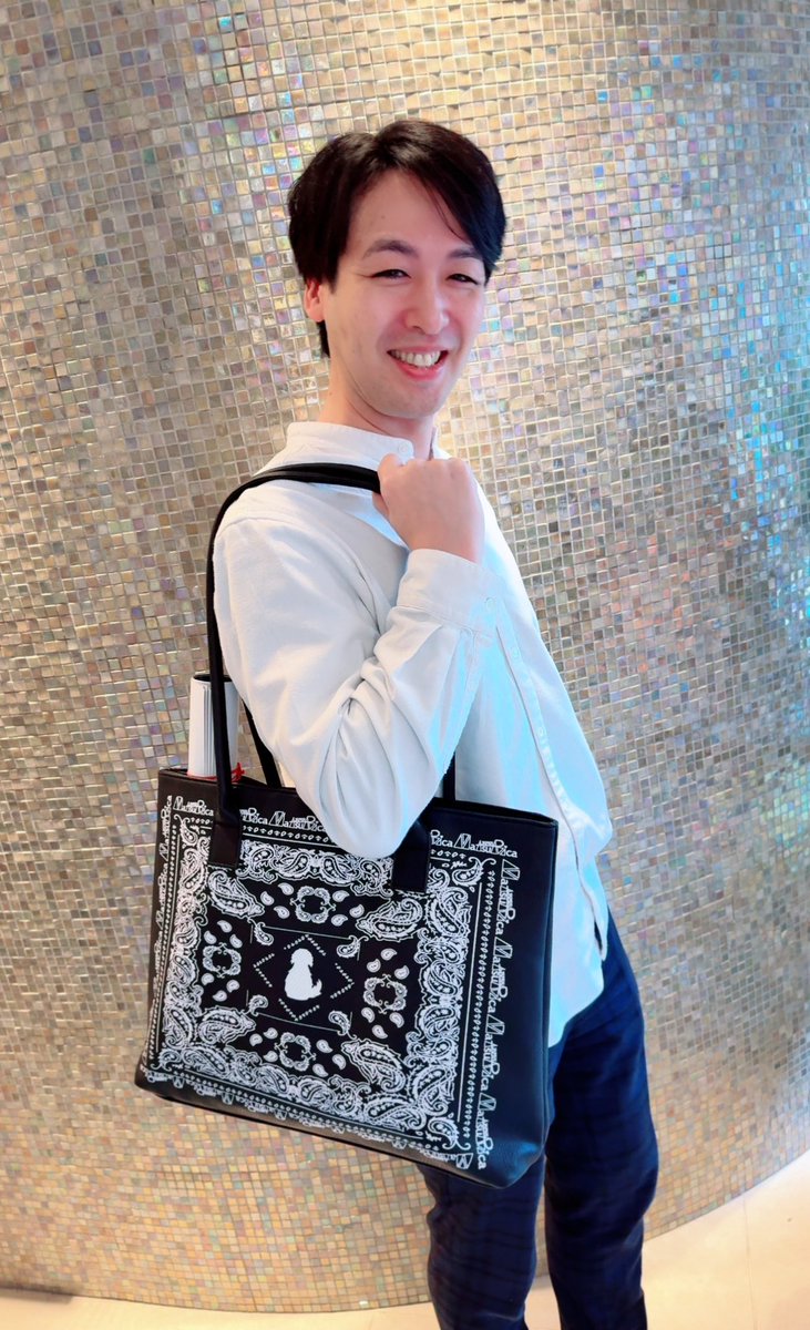 Matsurica_japan's tweet photo. 梨香姉がデザインした
「MATSURICAロゴ入りバッグwithまんる」
めちゃめちゃ良いです！
梨香姉もスタッフもみんな使ってます💖
柔らかい素材で中が赤なのがオシャレすぎる〜内ポケットも便利！
肩にかけれて両手空く🙌🏽 

⬇️近日販売開始
https://t.co/blmfztsNXb

#松本梨香 🌈 https://t.co/kE6PcA2L6r