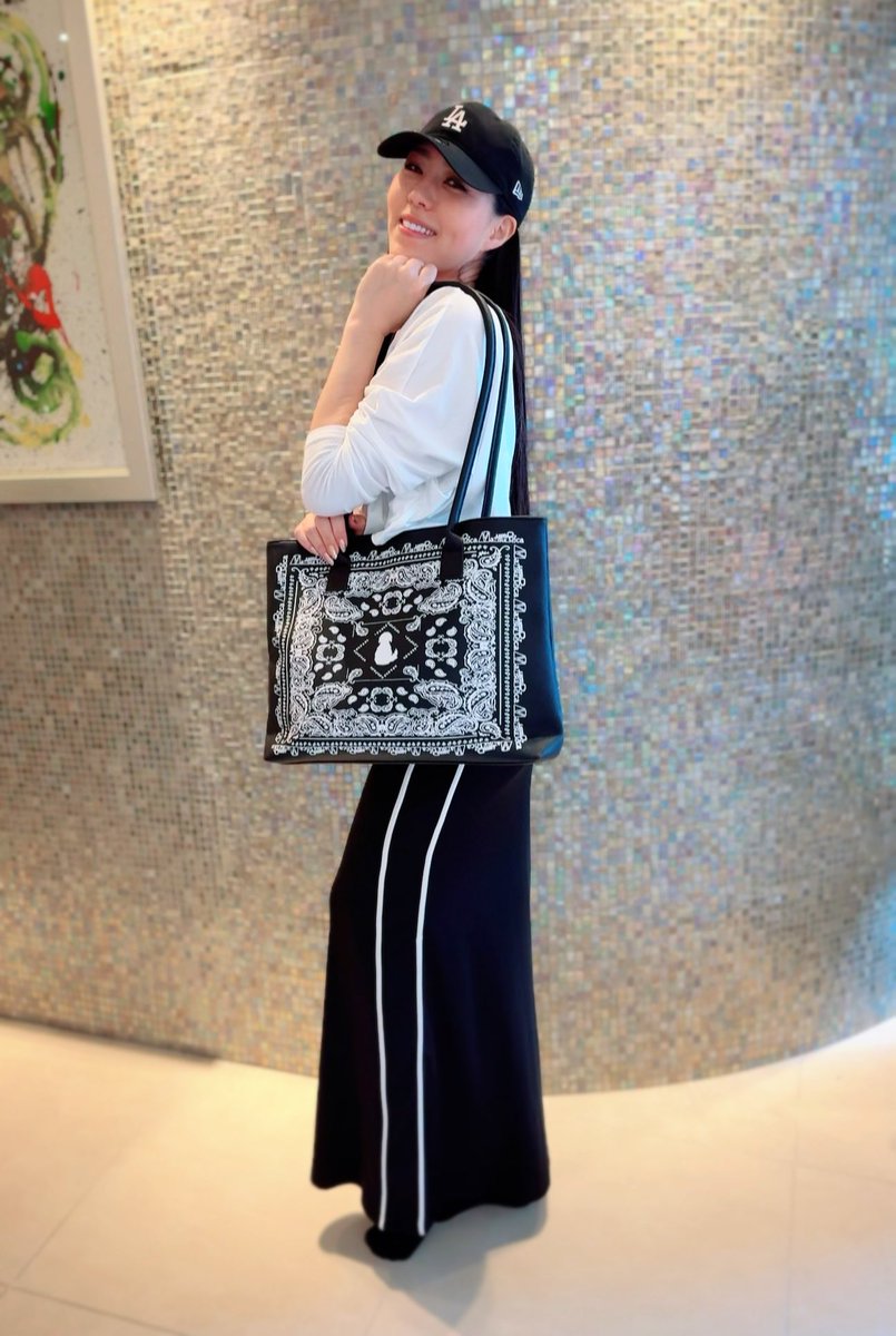 Matsurica_japan's tweet photo. 梨香姉がデザインした
「MATSURICAロゴ入りバッグwithまんる」
めちゃめちゃ良いです！
梨香姉もスタッフもみんな使ってます💖
柔らかい素材で中が赤なのがオシャレすぎる〜内ポケットも便利！
肩にかけれて両手空く🙌🏽 

⬇️近日販売開始
https://t.co/blmfztsNXb

#松本梨香 🌈 https://t.co/kE6PcA2L6r