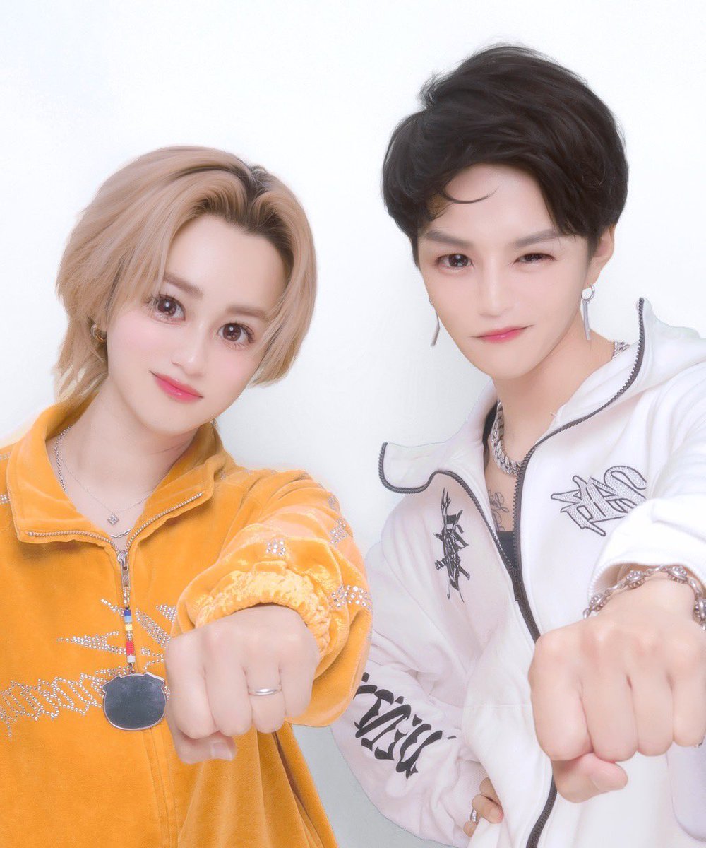 今回も来羅さんとプリクラ撮ってたよ〜！ ポーズ分からなすぎるし顔が