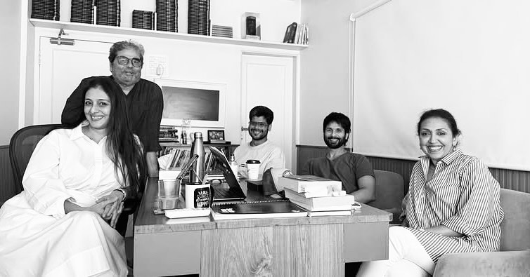 Goa Times (@goatimestoi) on Twitter photo Is it a #Haider reunion or....?
Tabu shares a monochrome photo with filmmaker #VishalBhardwaj and #ShahidKapoor, hinting at a possible Haider reunion
<a href="/VishalBhardwaj/">Vishal Bhardwaj</a> <a href="/shahidkapoor/">Shahid Kapoor</a> #Tabu #Bollywood Is it a #Haider reunion or....?
Tabu shares a monochrome photo with filmmaker #VishalBhardwaj and #ShahidKapoor, hinting at a possible Haider reunion
<a href="/VishalBhardwaj/">Vishal Bhardwaj</a> <a href="/shahidkapoor/">Shahid Kapoor</a> #Tabu #Bollywood