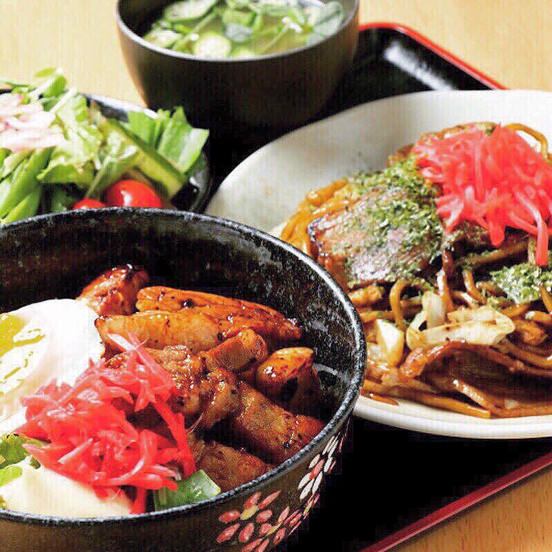 crazybenchan's tweet photo. 本日４／10(木)の日替わりランチは麦豚カルビと季節野菜のねぎ塩焼き定食です！
なお、本日も夜の営業はお休み。ご迷惑をおかけします。

#ダイニングベン
#麦豚
#カルビ
#焼きそば
#太麺焼きそば
#マツコの知らない世界
#定食屋 https://t.co/nsHPmEKaSC