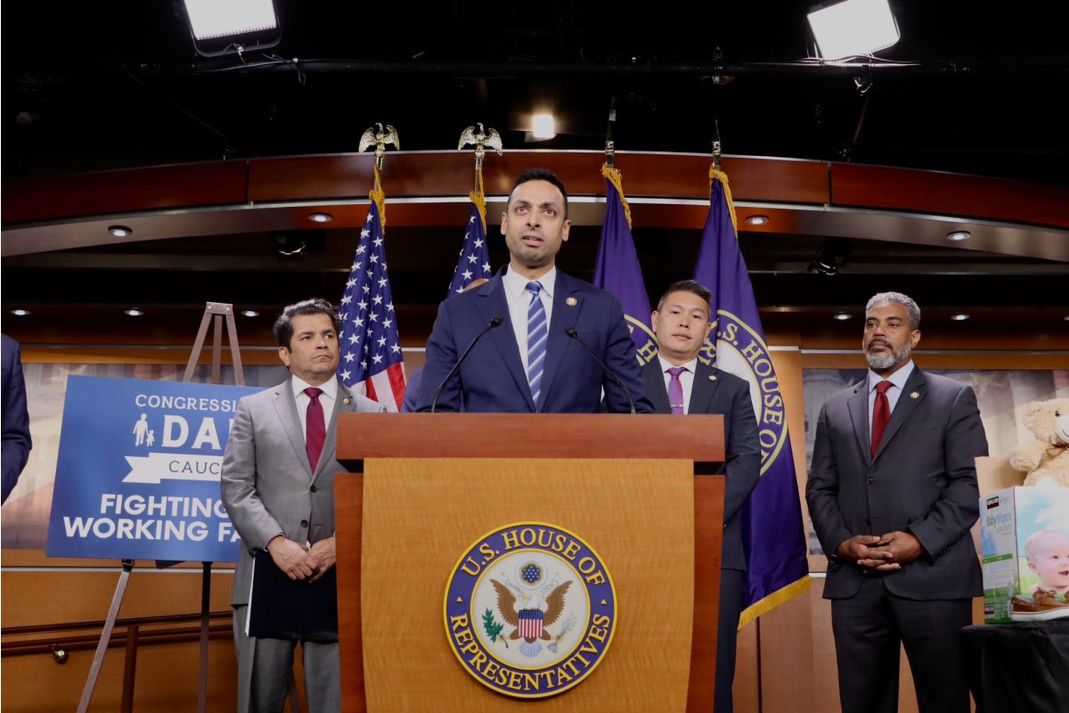 IndiaAbroad_'s tweet image. Congressman Suhas Subramanyam joined the Congressional Dads Caucus in condemning Trump’s tariffs as a “self-imposed recession.”

#SupportWorkingFamilies #RejectTariffs #DadsCaucus

newindiaabroad.com/news/congressi…