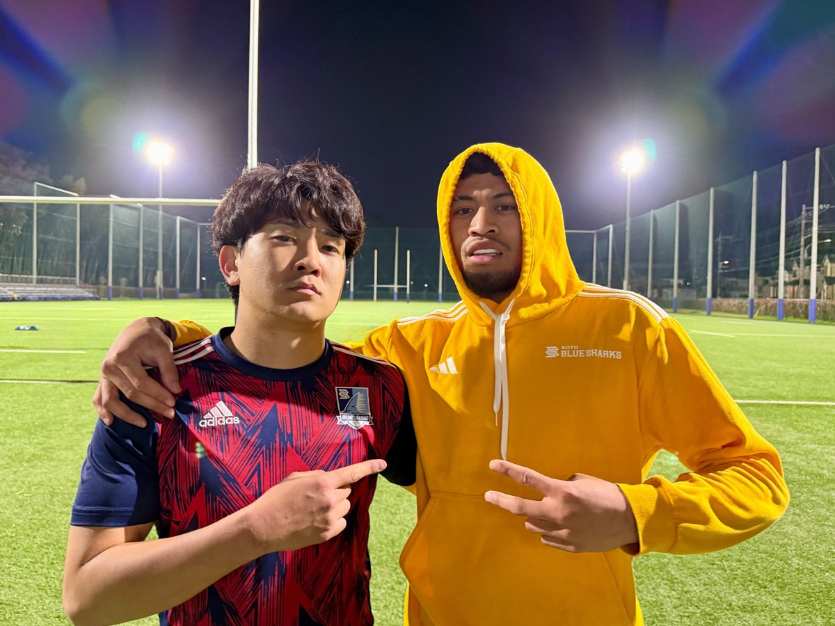 LeagueOne_JP's tweet photo. 📝#番記者ポスト/チームの裏側📸

🏉 #江東BS 今回の主役は… エスこと #エッセンドン・トゥイトゥポウ 選手！

今シーズンからチームに加入し、もうすぐ日本に来て1年🇳🇿→🇯🇵✨️

気になる“日本のラグビー”について聞いてみると…

「ニュージーランドと似ていて、スピード感があって楽しい！
でも日本はもっとテンポが速くて、NZはもう少しコンタクトが多いかな」と語ってくれました🎤

そして「友達はできた？」という質問には…
「日本人はちょっとシャイで、友達になるのが難しいかも」とポツリ。

すると横から #宮㟢永也 選手がすかさずツッコミ💥

「エスがシャイなんだよ！You are shy!!」と笑いが巻き起こりました😂

どうやら“シャイなのはエス選手本人説”が有力です😁

「インタビューはちょっと苦手…」と最後まで控えめなエス選手でしたが、
「チームメートはみんな友達になれたよ！」と、にっこり🌈✨️

そんな仲良しな宮㟢選手（左）＆エス選手（右）のツーショットをどうぞ📸

@Bluesharks_2020
#リーグワン 
 #ラグビー 
#清水建設江東ブルーシャークス
（江東BS担当：奥田明日美）