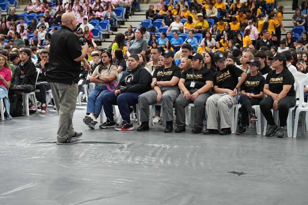 HSISanJuan's tweet photo. Today, HSI San Juan, in collaboration with Departamento de Educación and Municipio Autónomo de Barranquitas, hosted the 9th edition of the iGuardians Summit—the island’s leading event on internet safety and child exploitation prevention.
Nearly 1,800 high school students from the Barranquitas School District were impacted as part of National Child Abuse Prevention Month.
Special thanks to Special Agent Alek Pacheco for leading the official iGuardian / Know2Protect presentation, and to Lt. Jimmy Concepcion from Policía de Puerto Rico, director of the Departamento de Seguridad Pública de Puerto Rico Experience Program.
#iGuardians #Know2Protect #ChildAbusePreventionMonth #InternetSafety #PuertoRico #HSISanJuan #ExperienceDSP
_
Hoy, la Oficina de Investigaciones de Seguridad Nacional (HSI) San Juan en colaboración con el Departamento de Educación de Puerto Rico y el Municipio de Barranquitas llevaron a cabo la 9na presentación de la Cumbre iGuardians, el evento más importante sobre seguridad en Internet y prevención de explotación sexual infantil en Puerto Rico.
El evento logró impactar cerca de 1,800 estudiantes de escuela superior del Distrito Escolar de Barranquitas como parte de las actividades del Mes de la Prevención del Abuso Infantil.
Un agradecimiento especial al Agente Especial Alek Pacheco quien tuvo a su cargo la presentación oficial de iGuardian/Know2Protect y al Teniente del Negociado de la Policía de Puerto Rico Jimmy Concepción, director del Programa Experience del Departamento de Seguridad Pública.
#iGuardians #Know2Protect #MesdelaPrevencióndeAbusoInfantil #SeguridadenLínea #PuertoRico #HSISanJuan #ExperienceDSP