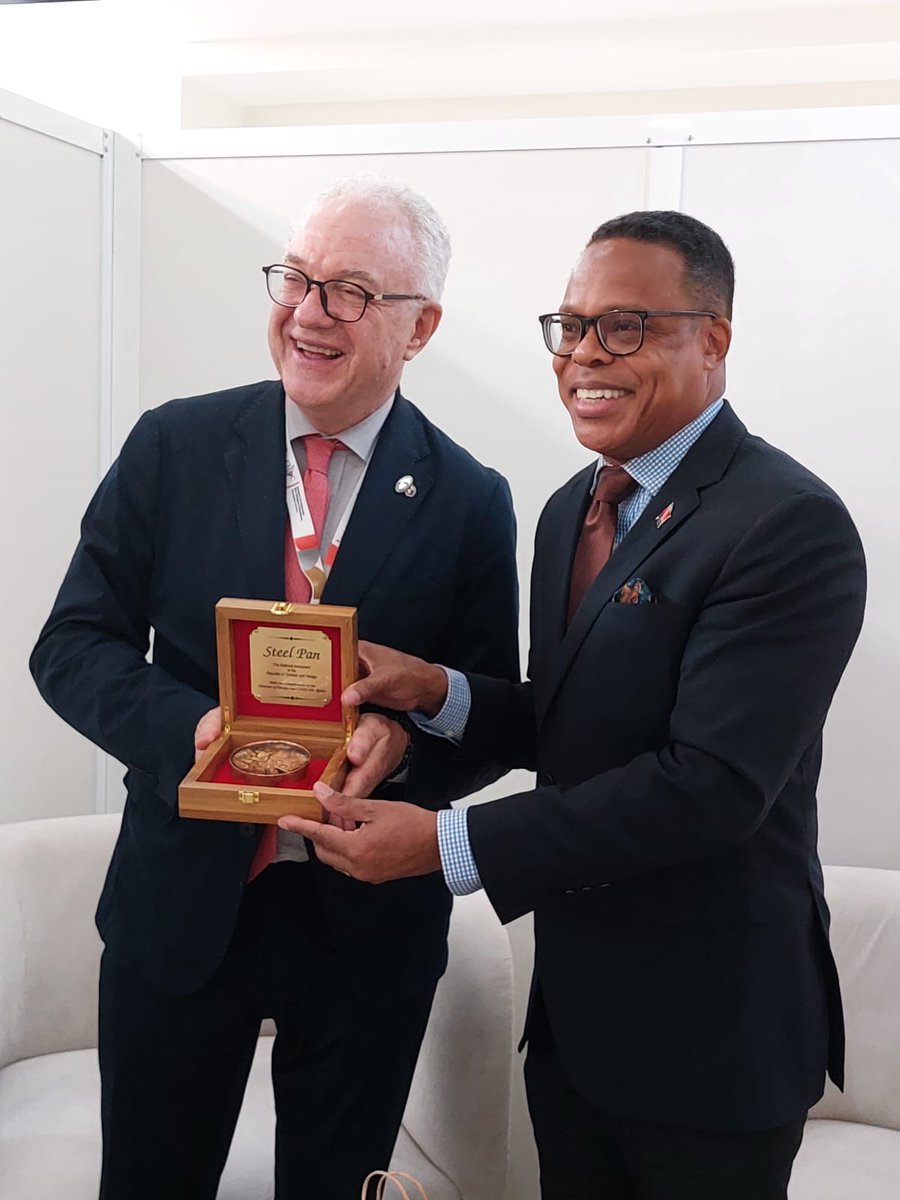 Pleased to have met with FM of Uruguay Mario Lubetkin, in the margins of the CELAC Summit in Honduras. Our discussions focused on the future of CELAC, as well as expansion of bilateral cooperation inclusive of the agricultural sector. 
🇹🇹🇺🇾