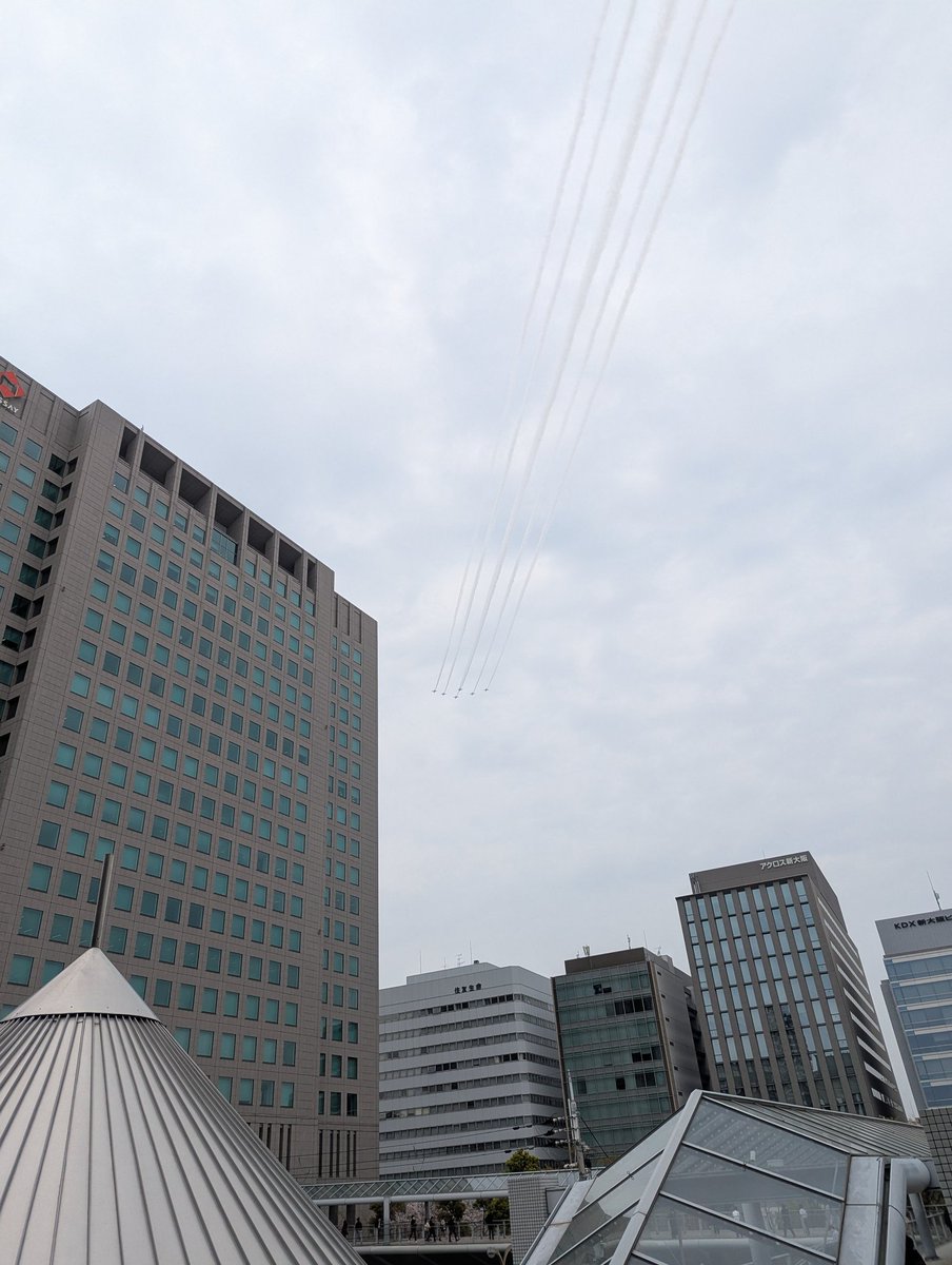 hosoda's tweet photo. 新幹線乗る前にブルーインパルスのテスト飛行が見えてオレの中の万博がいち早く開幕しました https://t.co/abspF9LsLf