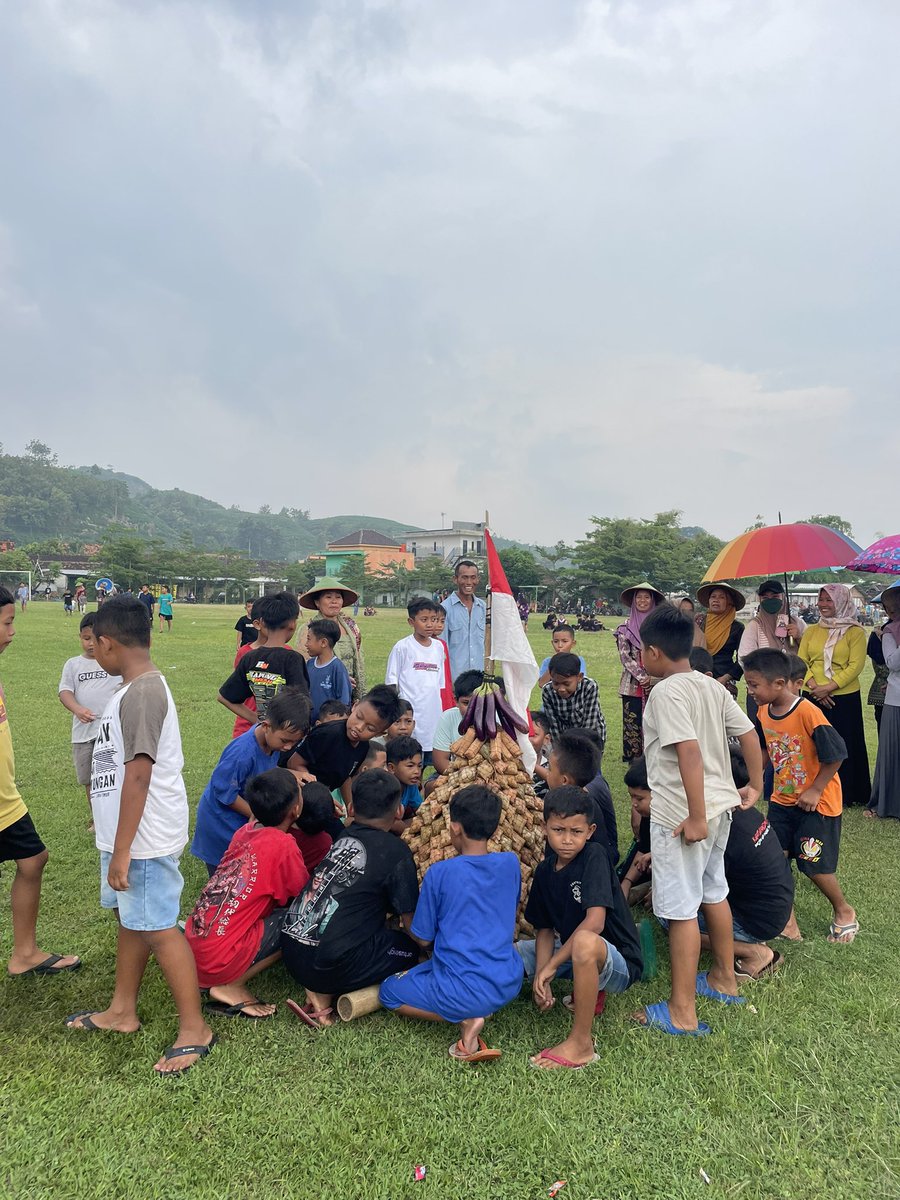 omahekendeng's tweet photo. Kupatan Kendeng 2025 - Dono Weweh Kupat Lepet suatu prosesi membuat gunungan kupat dan lepet sbg wujud Peg.Kendeng. Kemudian Kupat & Lepet dibagikan kpd warga. Bahwa #kendenglestari menghidupi #kupatankendeng #savekarst #saveenvironment #saveearth #idulfitri2025🕌☪️ https://t.co/7uo6eHnP18