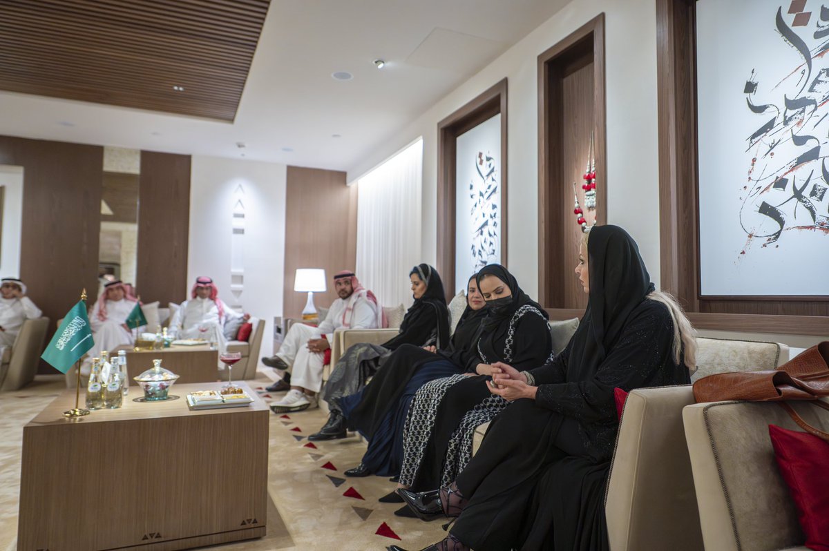 cmajed's tweet photo. بدعوة كريمة من المبدع @yassermadkhli ، وفي ليلة أدب، التقيت بالزميلات والزملاء المهتمين بالشأن الثقافي وتبادلنا الأفكار والرؤى حول: مكانة الأدب وتأثيره
09 أبريل 2025 في #ديوانية_القلم_الذهبي✒📜
خالص الشكر لعراب المبادرات الملهمة معالي @Turki_alalshikh https://t.co/Brtizmrfja