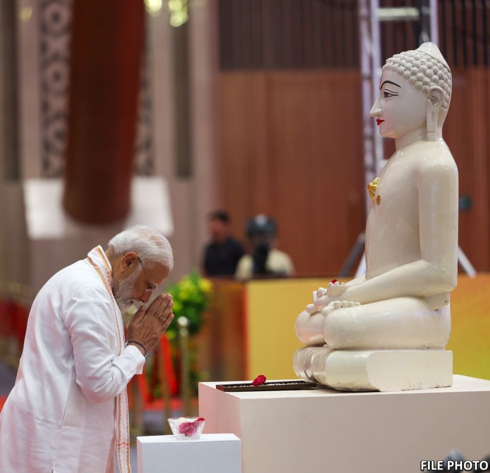 “जिनके पास शस्त्र हैं, उन्हें वीर कहते हैं, और जो निरस्त्र होकर भी सत्य-अहिंसा पर अडिग रहते हैं, उन्हें महावीर कहते हैं।” — प्रधानमंत्री श्री <a href="/narendramodi/">Narendra Modi</a> जी

महावीर जयंती पर भगवान महावीर के त्याग, तप और करुणा को शत् शत् नमन
#MahavirJayanti