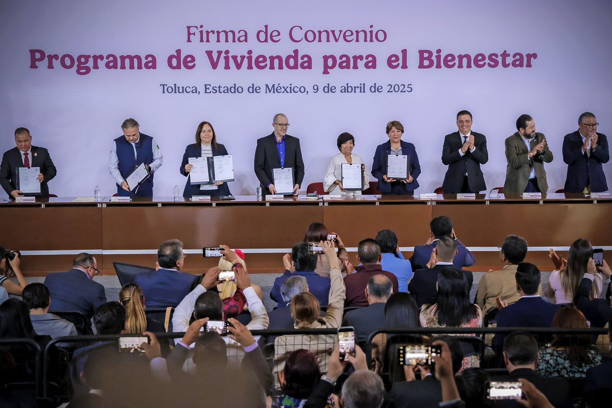 SeducEdoMex's tweet photo. En el #EdoMéx estamos construyendo el segundo piso de la transformación. 
La Gobernadora @delfinagomeza firmó un convenio del Programa de Vivienda Digna para el Bienestar que impulsa la Presidenta @Claudiashein. 
Para otorgar a las familias mexiquenses viviendas adecuadas. 🏘️ https://t.co/Li5YH7yrbH