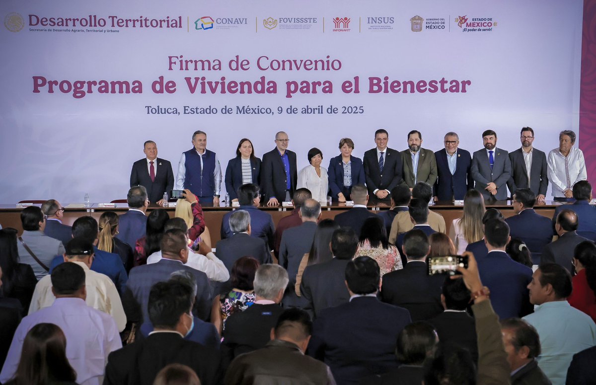 SeducEdoMex's tweet photo. En el #EdoMéx estamos construyendo el segundo piso de la transformación. 
La Gobernadora @delfinagomeza firmó un convenio del Programa de Vivienda Digna para el Bienestar que impulsa la Presidenta @Claudiashein. 
Para otorgar a las familias mexiquenses viviendas adecuadas. 🏘️ https://t.co/Li5YH7yrbH