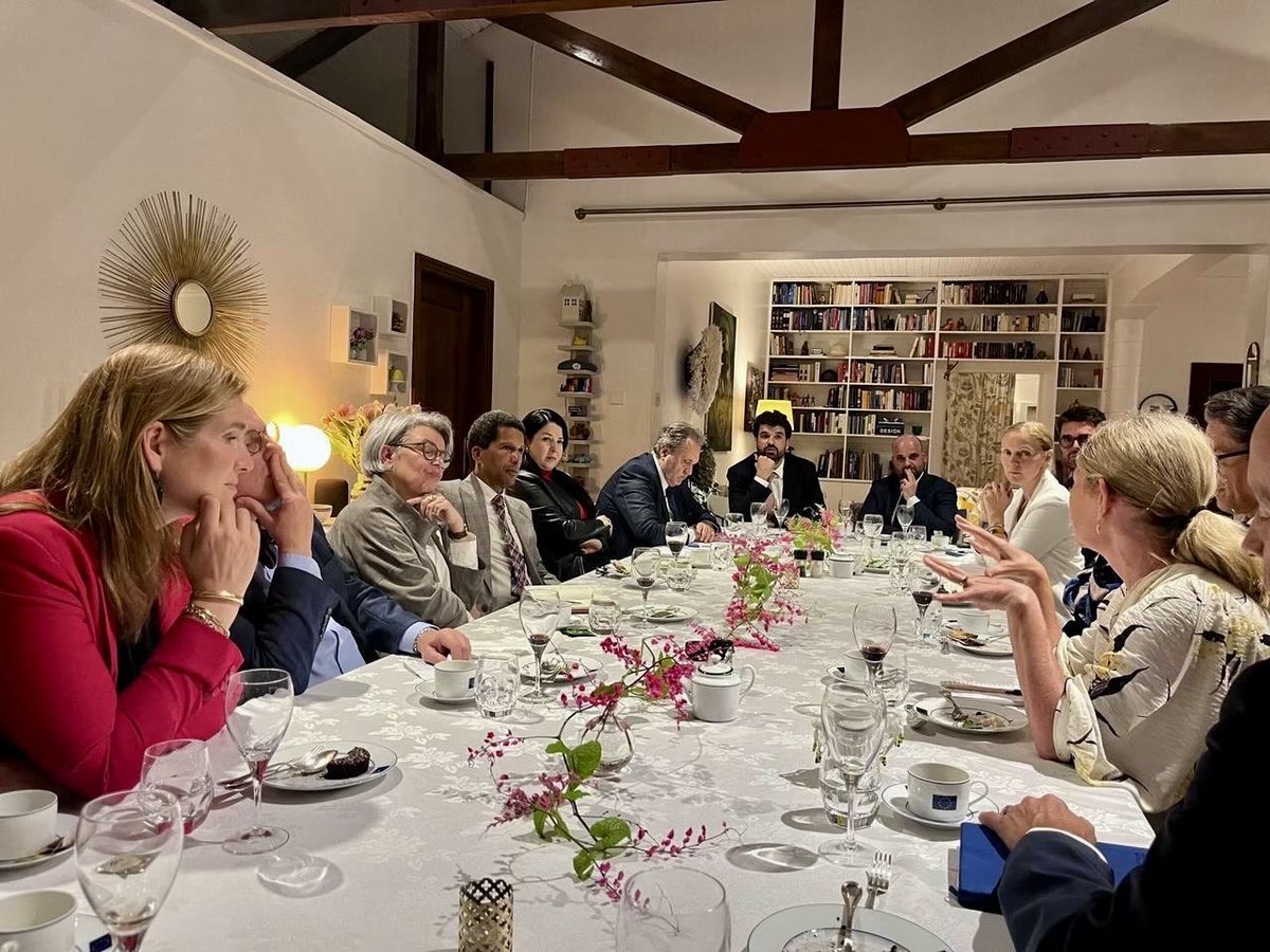 Annette Weber (@eusr_weber) on Twitter photo Continuing my regional tour in Uganda🇺🇬, where I was honored to discuss regional dynamics with <a href="/KagutaMuseveni/">Yoweri K Museveni</a>. Good exchanges with many incl. <a href="/UgandaMFA/">Ministry of Foreign Affairs - Uganda 🇺🇬</a> and <a href="/MODVA_UPDF/">Uganda Peoples' Defence Forces</a> as well as 🇪🇺 Ambassadors. Thanks <a href="/JanSadek/">Jan Sadek</a> <a href="/EUinUG/">EU in Uganda</a> for hosting! Continuing my regional tour in Uganda🇺🇬, where I was honored to discuss regional dynamics with <a href="/KagutaMuseveni/">Yoweri K Museveni</a>. Good exchanges with many incl. <a href="/UgandaMFA/">Ministry of Foreign Affairs - Uganda 🇺🇬</a> and <a href="/MODVA_UPDF/">Uganda Peoples' Defence Forces</a> as well as 🇪🇺 Ambassadors. Thanks <a href="/JanSadek/">Jan Sadek</a> <a href="/EUinUG/">EU in Uganda</a> for hosting!