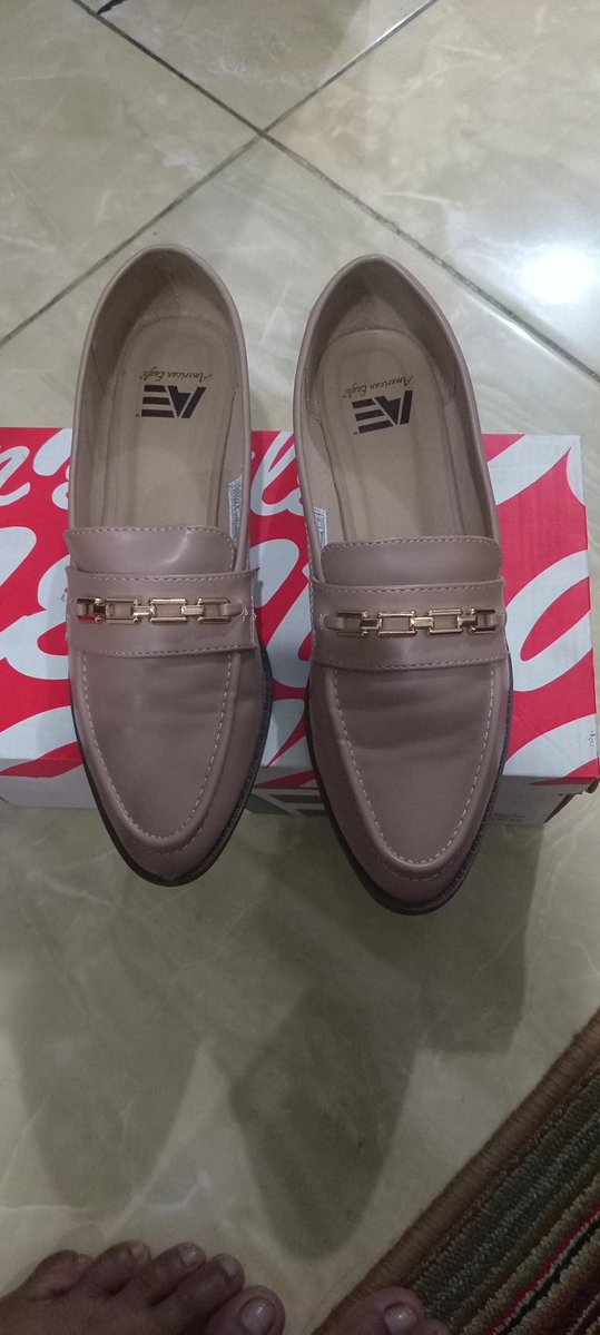 • Sepatu hitam pantofel iMaroon ukuran 40, 150k (hb 259an, dipake 2-3x daftar mugari😂) 
• Sepatu American Eagle ukuran 39, 350k (hb 450an, dipake 2-3x pas prewedd)

Buat detailnya tanya aja, nnti bisa satset dm atau wawa

22nya kulit, sol masih aman bgt

Bs nego, jgn sadis 🙏