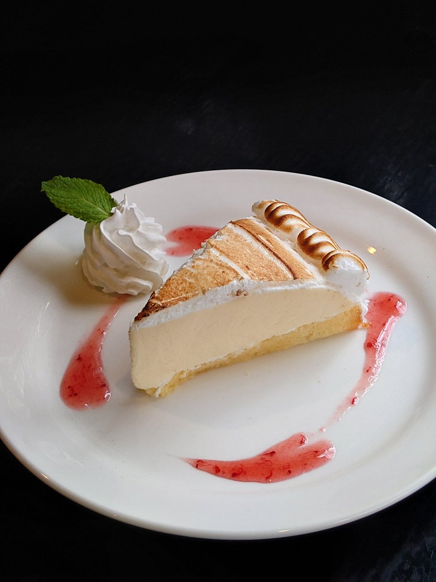 caferossy's tweet photo. 季節のケーキ『レモンヨーグルトケーキ』本日より。
甘さ控え目な爽やかなケーキです♪ https://t.co/6nna0FKErH