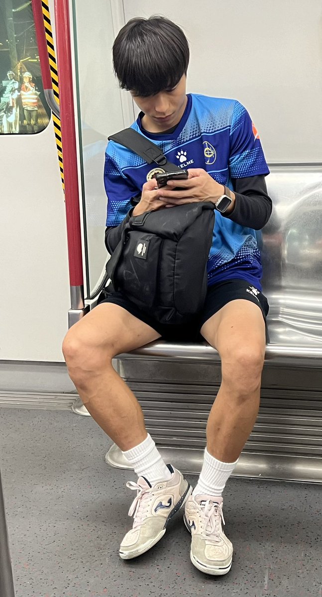 E個足球教練好似幾靚囝～
吾G有冇機比佢教😏😏