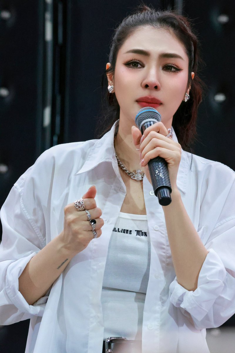 duangbelle's tweet photo. เธออ่อนแอได้เลย ไม่ต้องฝืนใจ
อยากจะร้องร้องไป ตรงนี้ปลอดภัย
ถ้าหมดแรงถ้าเหนื่อย อ่อนล้าทุกข์ใจ
จะอยู่คอยรับฟัง
ขอนั่งข้างเธอแล้วผ่านมันไปพร้อมกัน
รักพี่ฝ้าย รักพี่ฝ้าย รักพี่ฝ้าย @malisorn00 

HERE FOR FAYE PERAYA 
#FayeAppreciationDay https://t.co/cQBISJKqzT