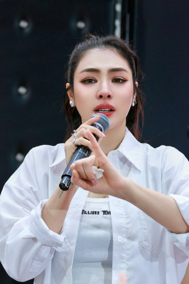duangbelle's tweet photo. เธออ่อนแอได้เลย ไม่ต้องฝืนใจ
อยากจะร้องร้องไป ตรงนี้ปลอดภัย
ถ้าหมดแรงถ้าเหนื่อย อ่อนล้าทุกข์ใจ
จะอยู่คอยรับฟัง
ขอนั่งข้างเธอแล้วผ่านมันไปพร้อมกัน
รักพี่ฝ้าย รักพี่ฝ้าย รักพี่ฝ้าย @malisorn00 

HERE FOR FAYE PERAYA 
#FayeAppreciationDay https://t.co/cQBISJKqzT