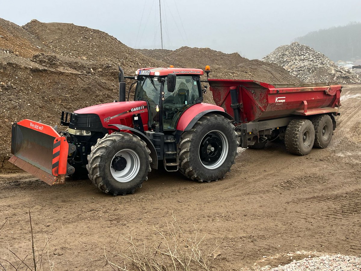 profiMagazin's tweet photo. Hier ist ein #Case IH Puma 225 CVX mit einer #Krampe Mulde zu sehen. https://t.co/9wWGnvzs8O