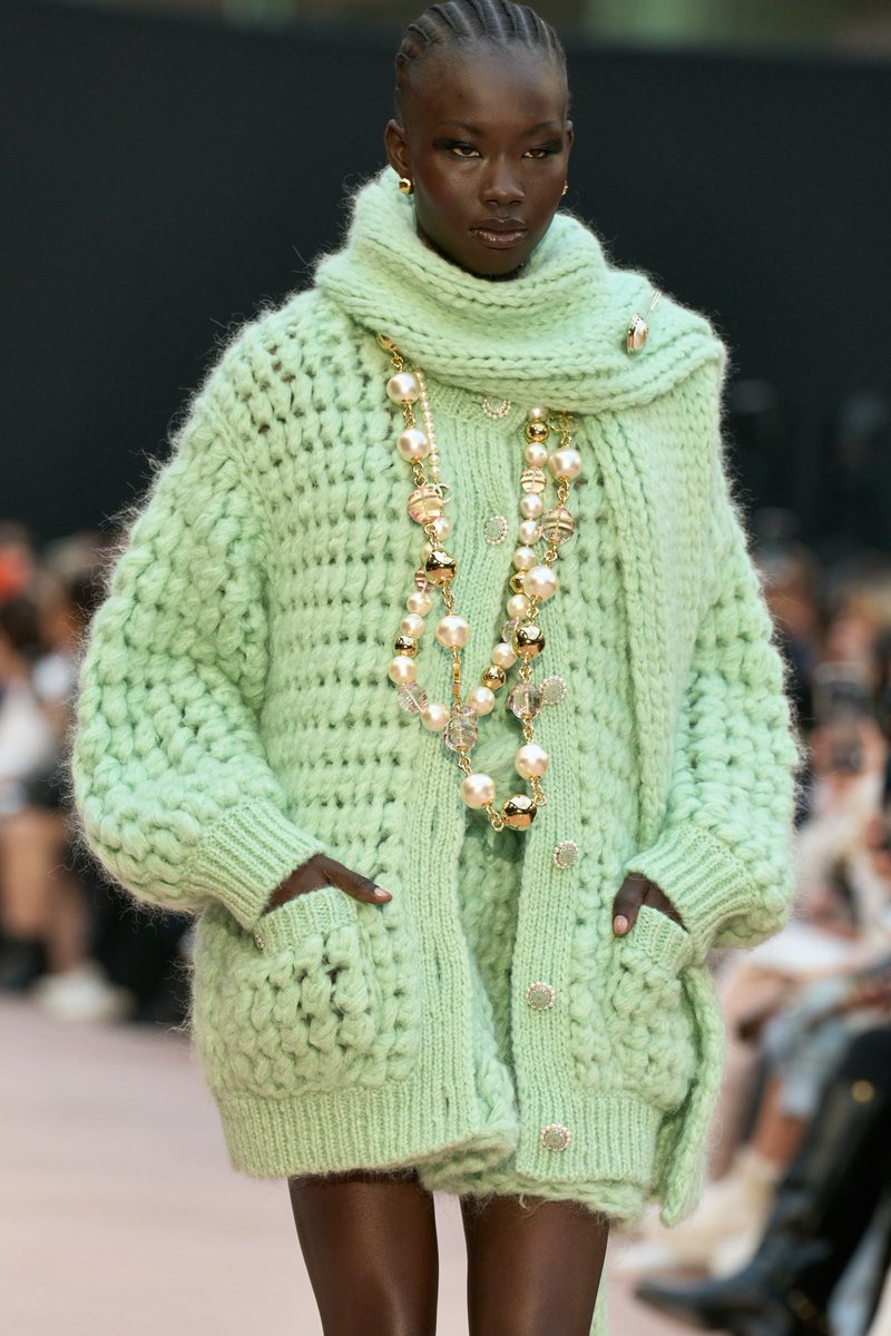DvilCouture's tweet photo. Chanel Fall Winter 2025 Rtw Details https://t.co/c6lXjRoPyO