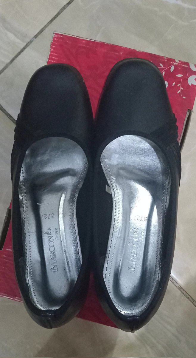 javanathx's tweet photo. • Sepatu hitam pantofel iMaroon ukuran 40, 150k (hb 259an, dipake 2-3x daftar mugari😂) 
• Sepatu American Eagle ukuran 39, 350k (hb 450an, dipake 2-3x pas prewedd)

Buat detailnya tanya aja, nnti bisa satset dm atau wawa

22nya kulit, sol masih aman bgt
Bisa nego, jgn sadis 🙏 https://t.co/SnMWrhCXNF