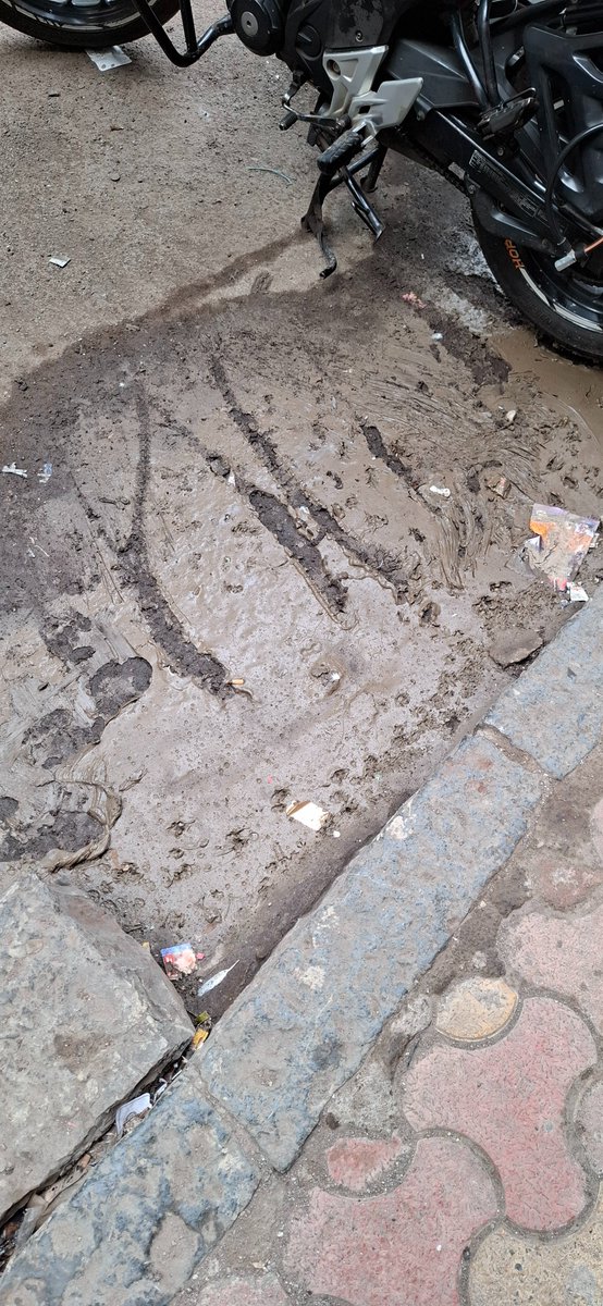 TappyDoo's tweet photo. @mybmcWardD this has been the same from 3 days now.

Address is below Rusi Mehta Building, Din Bai Petit Lane, Balaram Street, Grant Road East, Mumbai 400007. https://t.co/zhZL6IiWfT