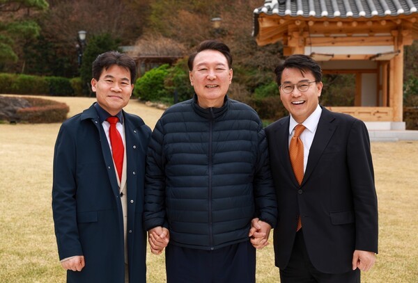 전한길 : 윤석열 대통령님을 뵙고왔습니다.

대통령께서는 시종일관 이렇게 말씀하셨습니다.

“나야 감옥 가고 죽어도 상관없지만, 우리 국민들 어떡하나, 청년 세대들 어떡하나...”

대통령님께서 마지막으로 제게 하신 말씀이 지금도 귀에 생생합니다.

“전한길 선생, 당장 눈앞의 파도를 보지 말고,