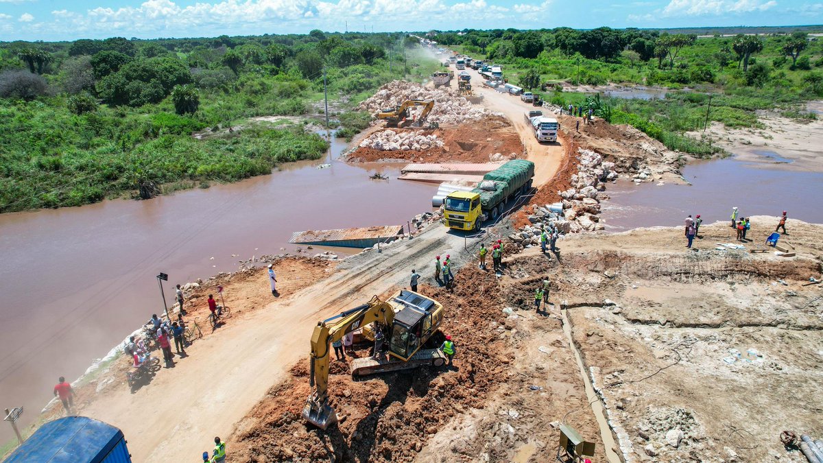 WizarayaUJ's tweet photo. BUNGE limeipongeza Serikali na Waziri wa Ujenzi, Abdallah Ulega, kwa kuchukua hatua za haraka kurejesha mawasiliano kwenye barabara ya Kusini. 

Akizungumza bungeni leo, Naibu Spika wa Bunge, Mussa Azzan Zungu, amesema hatua zilizochukuliwa za kurejesha mawasiliano https://t.co/zepl6KWMWu