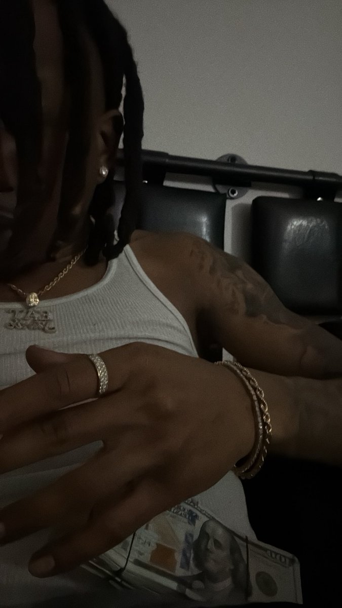LuhMj4's tweet photo. My niece asked me was my diamonds real i said ofc #noflash https://t.co/Tw9MROuFjZ