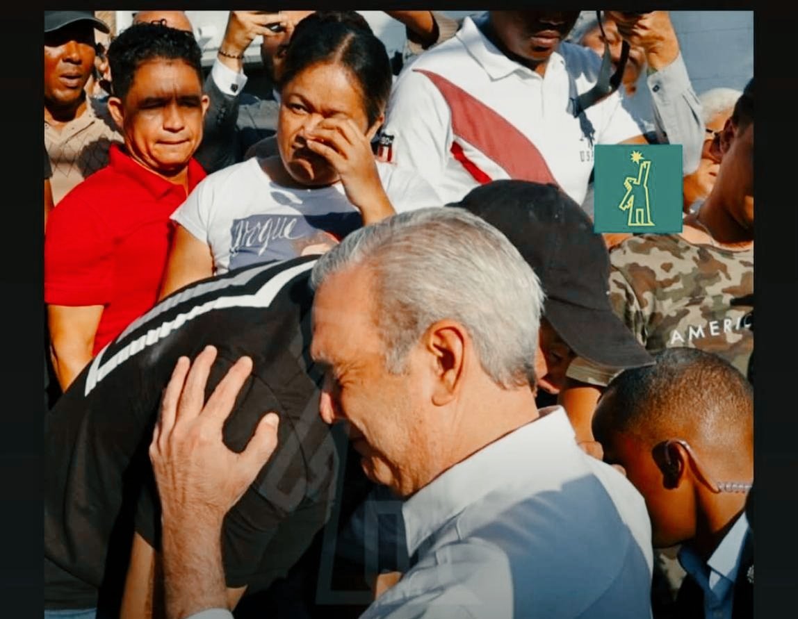ldx57's tweet photo. @luisabinader   Muestra de solidaridad del Sr. Presidente de RD, llorando con familiares de la tragedia en el @JimmyJetset.  Con todo mis respeto también le pido  sienta esa empatia con los marginados pensionados de la @PoliciaRD  qué apenas logran sobrevivir con míseros sueldos. https://t.co/Sq1jeaU6oU