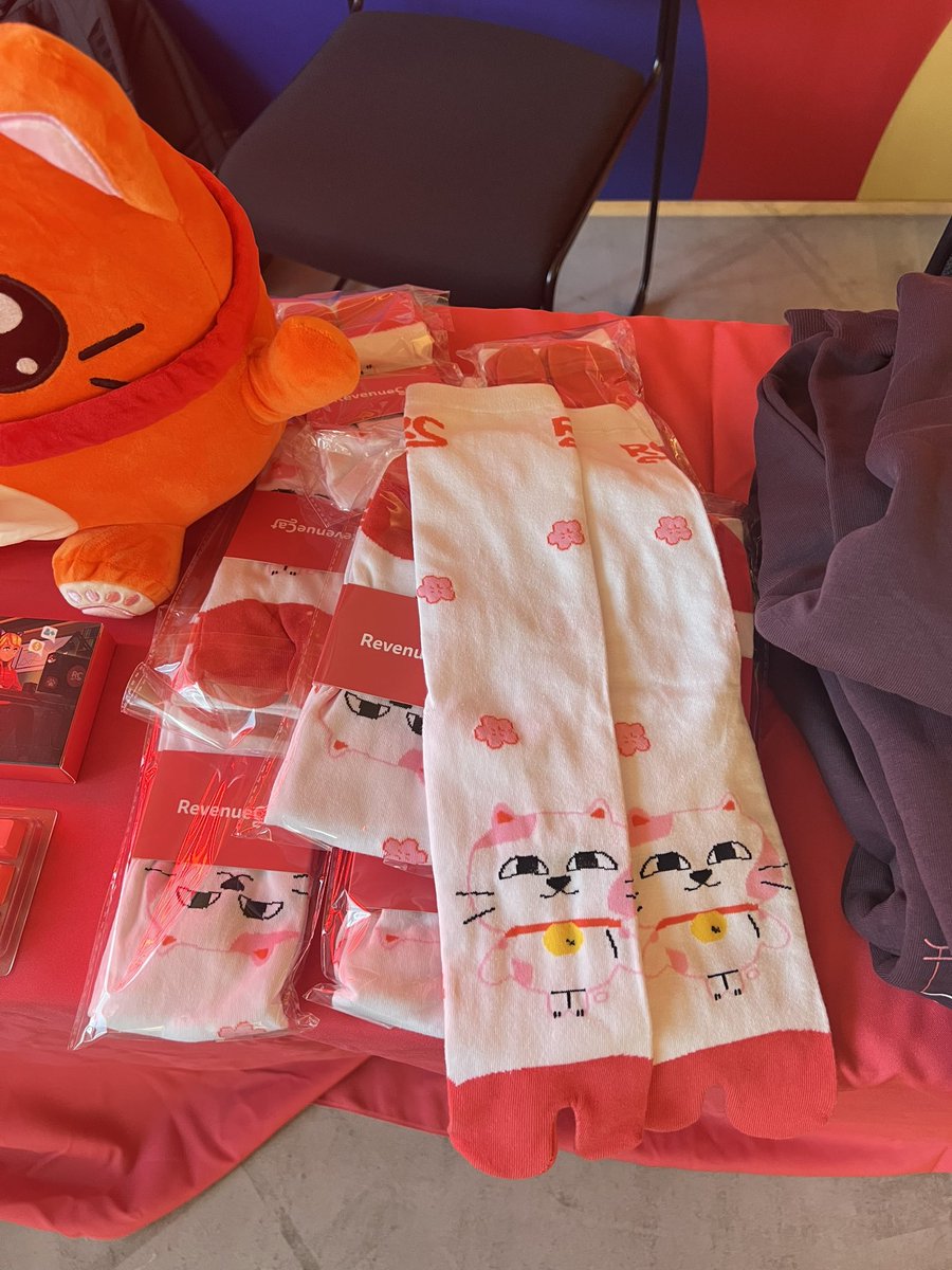 MarkVillacampa's tweet image. babe wake up new @RevenueCat Friends swag just dropped at #tryswift