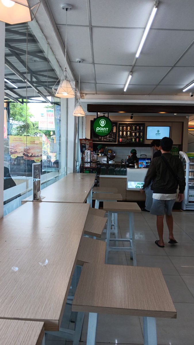 dindrayanapsi's tweet photo. Saat mudik kemarin, walau macet saat berangkat, satu yang menjadi penghibur utama, baik di sepanjamg perjalanan non tol maupun di rest area tol, yaitu gerai cafe Point dan Sosis viral @Indomaret.

Es americano jadi pilihan the best menemani selama perjalanan.

Thanks @Indomaret https://t.co/ENQf8VvXiV