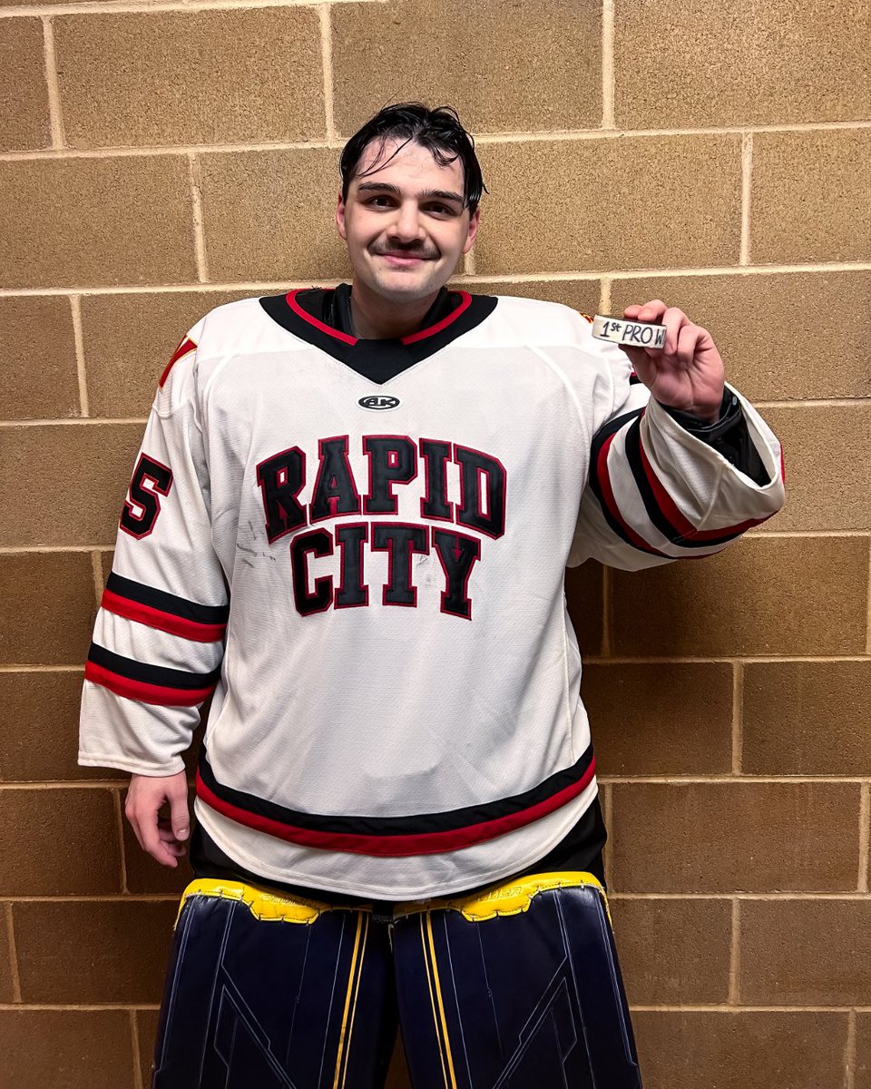 With 44 saves on the night, Nathan Torchia secured his first professional win!

Congrats, Torch!