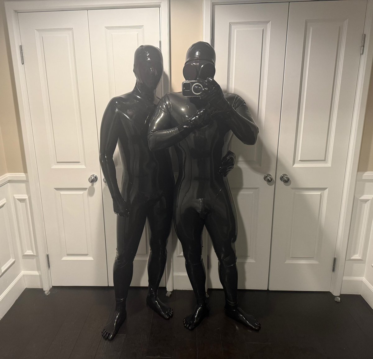 金属灰胶，搭纯黑五指袜和手套
也意外地挺好看