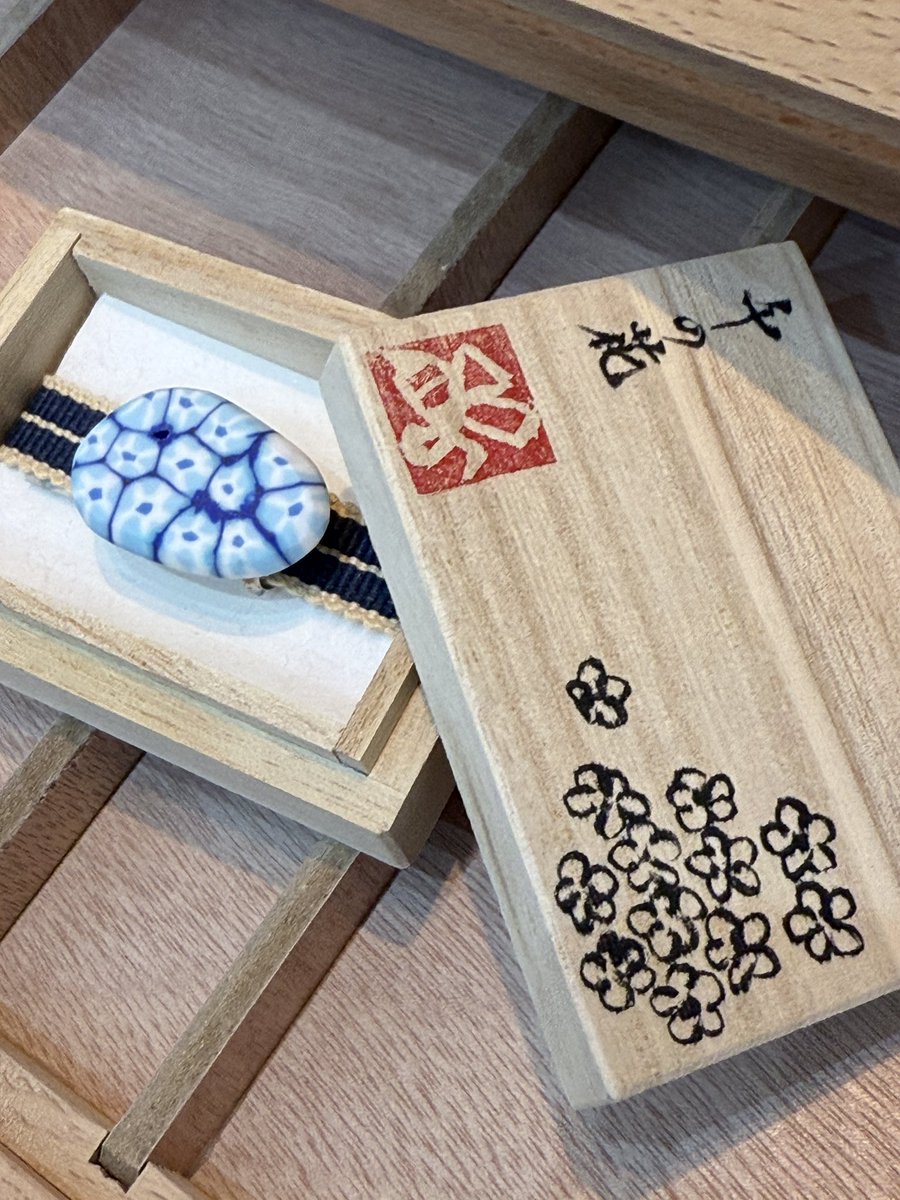 a_bee_koubou's tweet photo. 制作した帯留を桐箱に入れて箱書っぽいもの書くと、いかにもっぽく見えますよね😅

土曜日のイベントに持参します❣️

#lampwork #fusing #millefiori #glassart #obidome #kiribako #hakogaki #Glass_Studio_a_bee
#千の花 #桐箱 #箱書 
#あびー工房 

#川越和くわくフェスタ https://t.co/aL9uy5a9JI