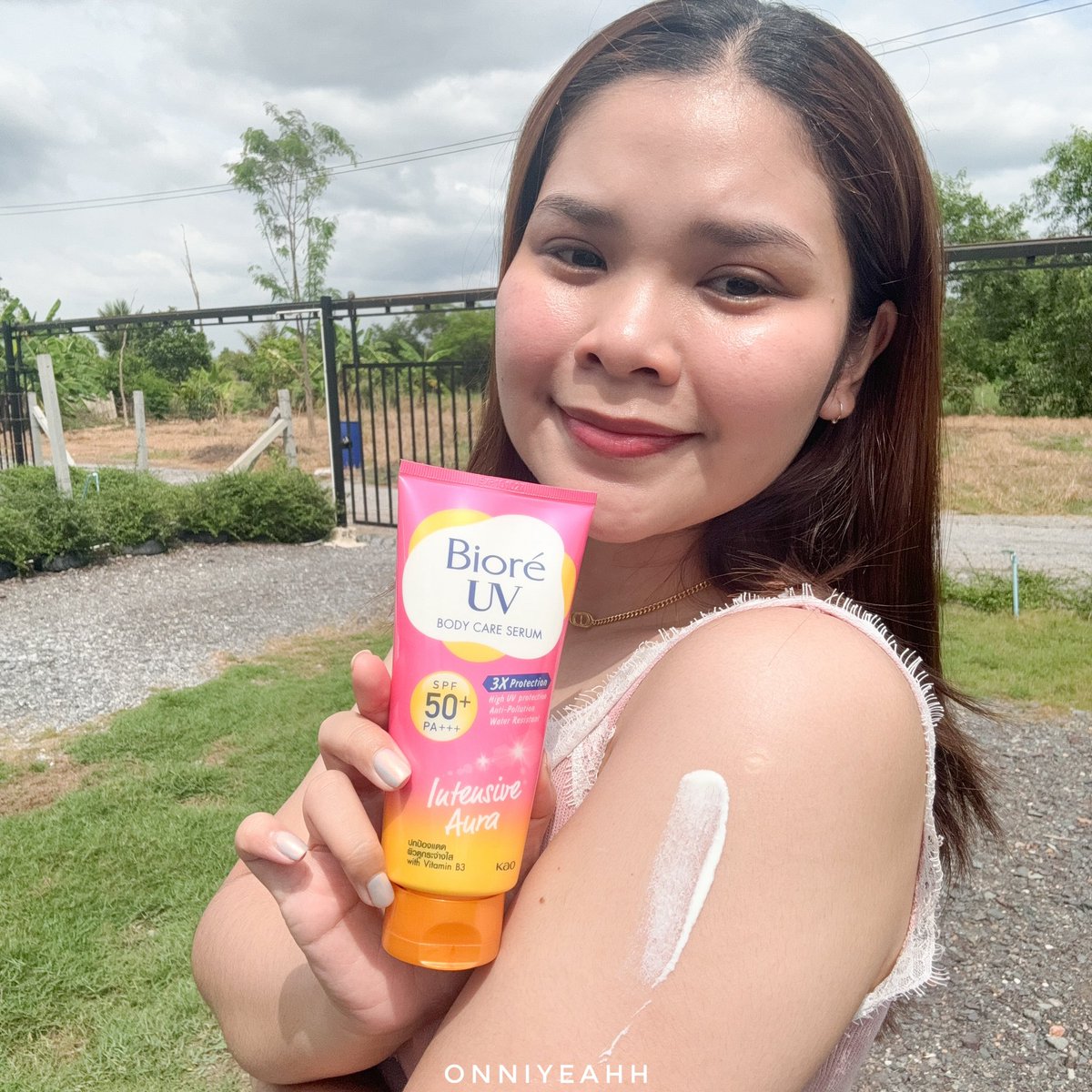 wch_reviews's tweet image. ใช้กันแดดมาหลายตัว ตัวนี้เวิร์คสุด! Biore UV Body Serum สูตร Intensive Aura💖ช่วยให้ผิวใสดูออร่าจริงใน 14วัน กันแดดตัวจริงต้องเนื้อเกลี่ยง่าย เบาสบาย ไม่เป็นคราบเหลืองติดขอบเสื้อเลย ยิ่งอากาศร้อนๆควรพกไว้เลย กันน้ำ กันเหงื่อดีด้วย☀️ 
#Biore #BioreUVBodySerumNew #กันแดดตัวจริง