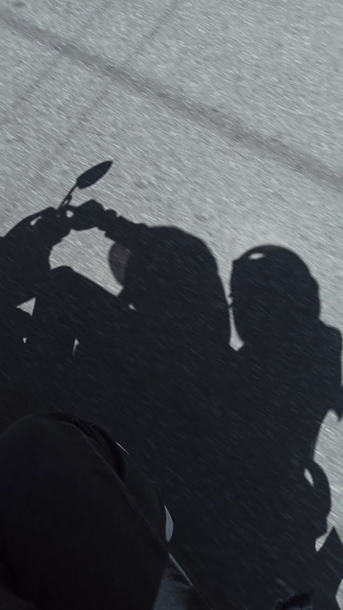 antariksa___'s tweet photo. [lagi di motor]

👧: kenapa ya pembalap namanya rossi?
🙇‍♀️: karna kalo penyanyi namanya rossa 🤪 https://t.co/sN0puDZIHH
