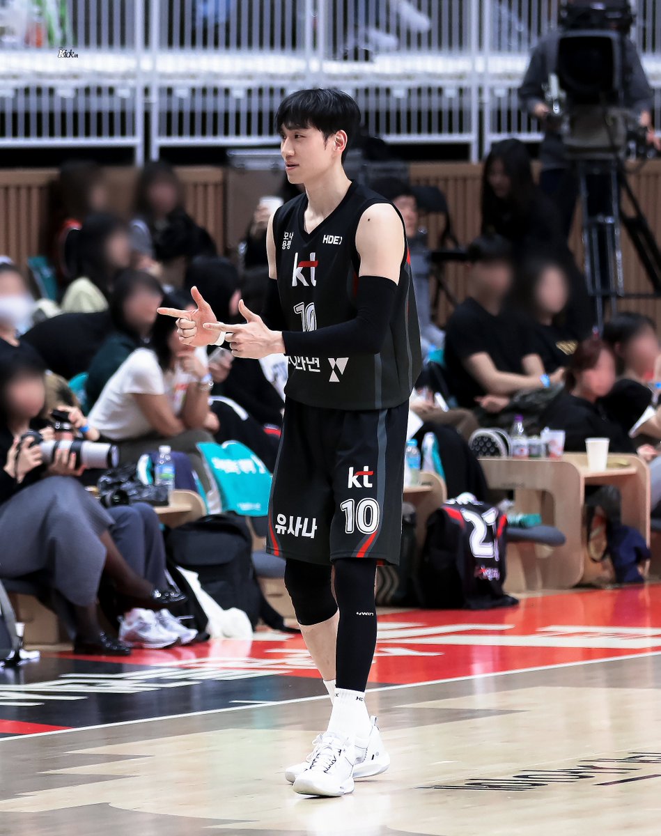 Kickit59's tweet image. 앞쪽 빤히 보다가 갑자기 심판샘한테 따봉이랑 총알 쏨ㅋㅋㅋㅋㅋㅋㅋ😘

#문성곤 #KT소닉붐