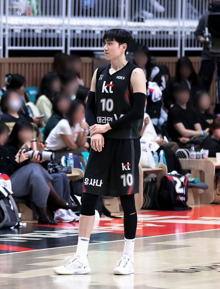 Kickit59's tweet image. 앞쪽 빤히 보다가 갑자기 심판샘한테 따봉이랑 총알 쏨ㅋㅋㅋㅋㅋㅋㅋ😘

#문성곤 #KT소닉붐