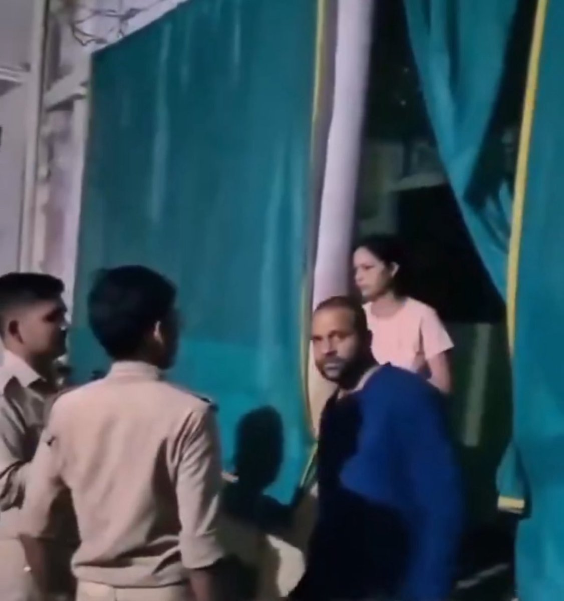 जमाना अब रहने लायक नहीं बचा है । घोर कलयुग आ गया है मित्रो ।

प्यार में धोखा अब आम बात हो गई है चाहे वो गर्लफ्रेंड से हो या पत्नी से आए दिन बस यही सुनने को और देखने को मिल रहा है ।

आप ख़ुद देखिए झाँसी में शाम को ड्यूटी से आये व्यक्ति को लगा कि उसकी पत्नी के साथ कोई कमरे में है,